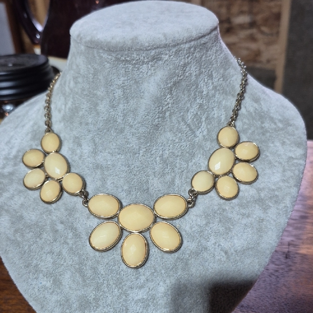 Elegant Cream Goldtone Necklace